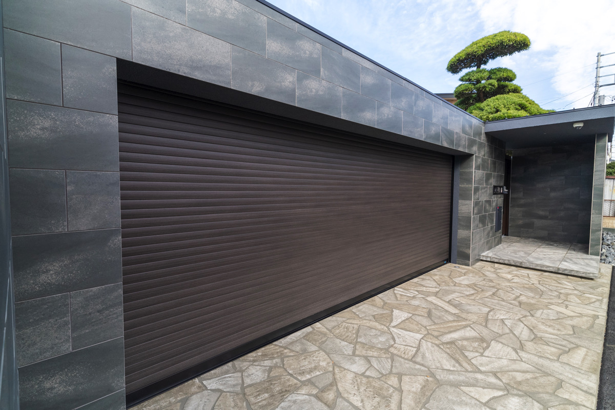 高さのある塀とシャッターゲートのあるモダンクローズ外構