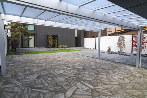 高さのある塀とシャッターゲートのあるモダンクローズ外構