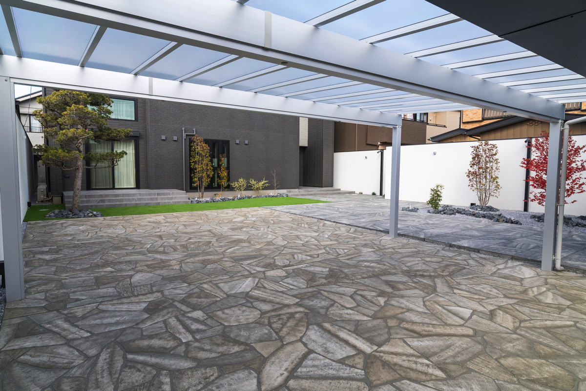 高さのある塀とシャッターゲートのあるモダンクローズ外構