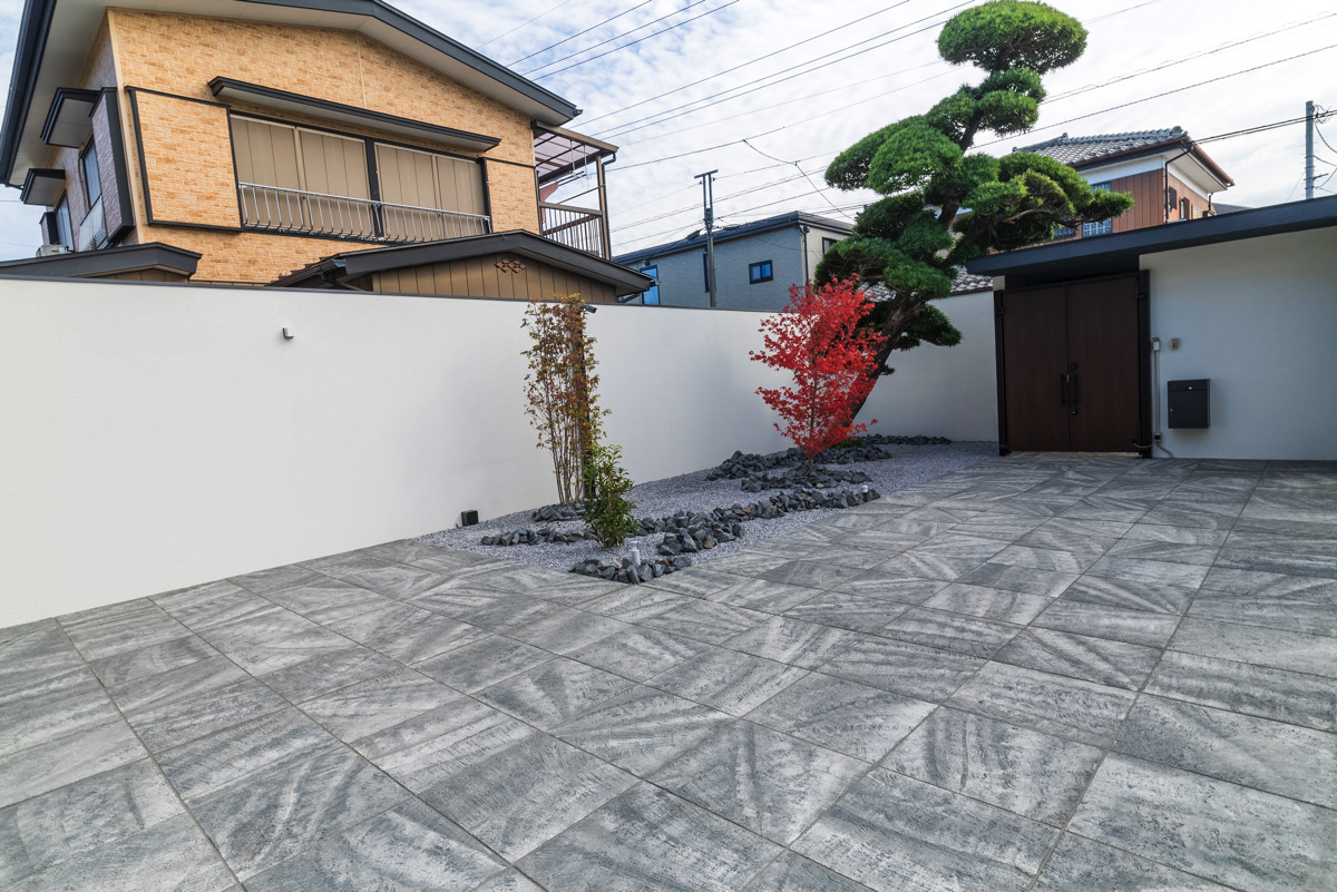 高さのある塀とシャッターゲートのあるモダンクローズ外構