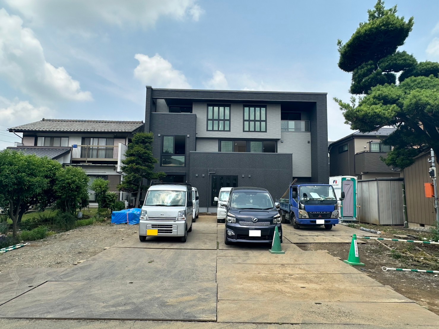 高さのある塀とシャッターゲートのあるモダンクローズ外構