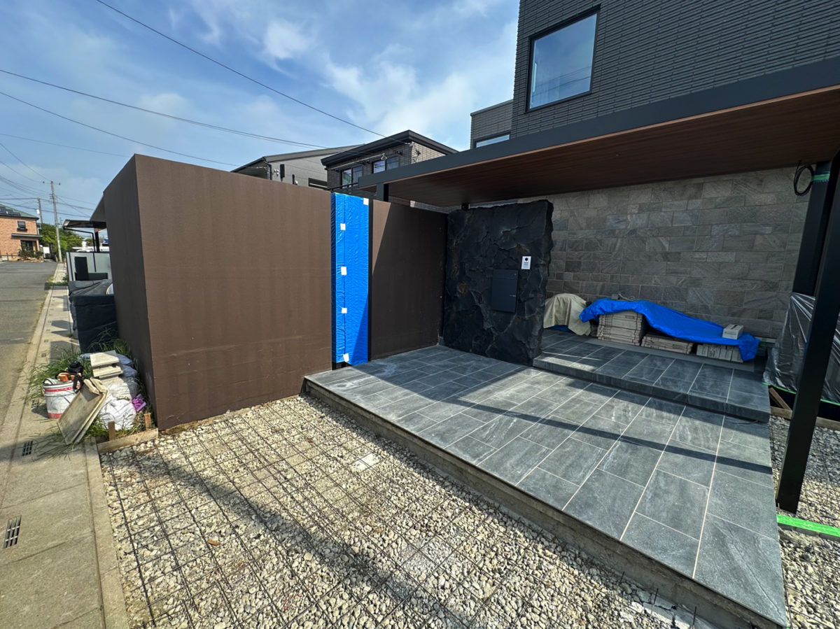 大理石の質感を再現したローラーウォールの大判タイル調外構