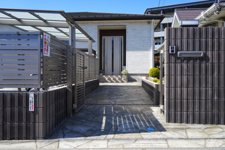 ローラーストーン乱張り調でつくる自然体で過ごせる外構デザイン