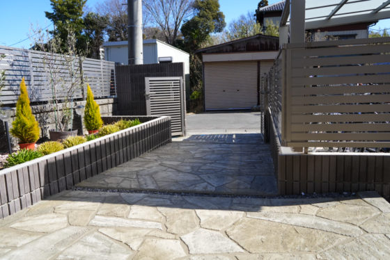 ローラーストーン乱張り調でつくる自然体で過ごせる外構デザイン