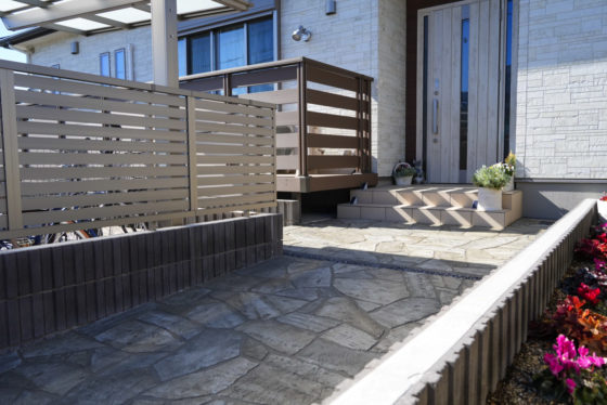 ローラーストーン乱張り調でつくる自然体で過ごせる外構デザイン