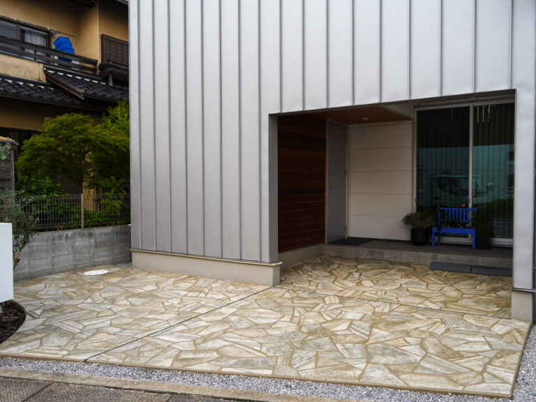 ローラーストーンの乱張り調で整える外構デザイン